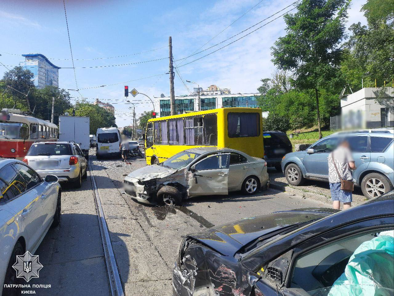 Масштабная авария в Киеве: трамвай без водителя на скорости протаранил десятки машин (фото)