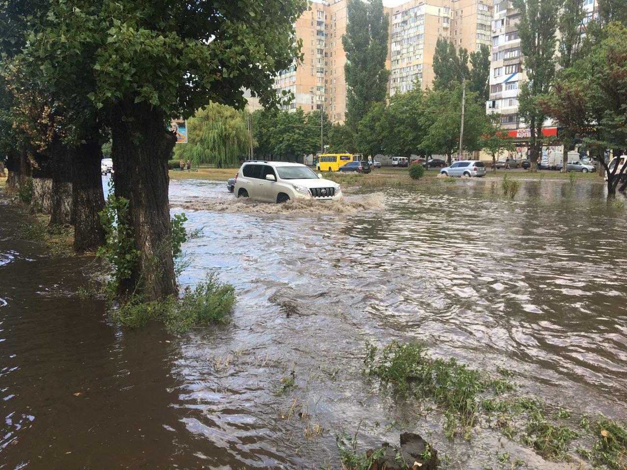 Одессу затапливает мощнейший ливень: непогода обрушилась на часть Европы