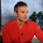 Вакарчук порадовал фанатов милыми фото с мамой и поделился личными воспоминаниями
