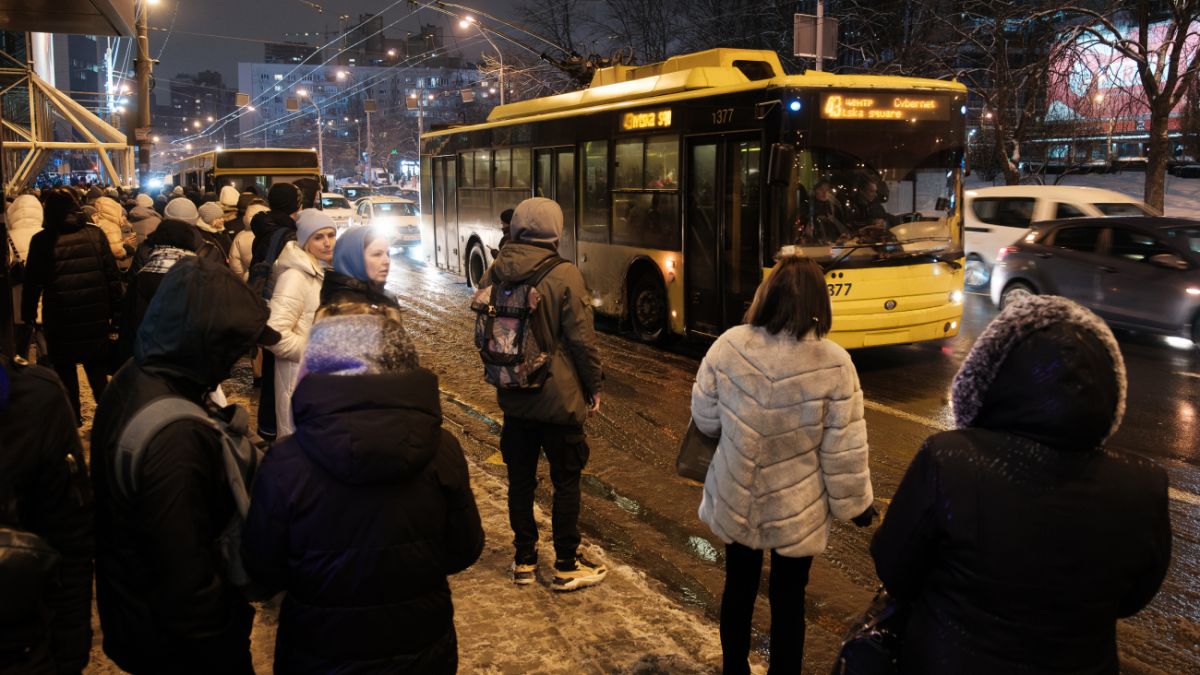 В Киеве запустят движение общественного транспорта во время воздушной тревоги: новые правила от КГГА