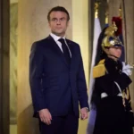Макрон объяснил инцидент, где жена дает ему пощечину на борту самолета