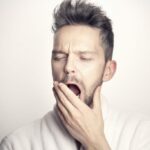 Почему, когда мы зеваем, то прикрываем глаза