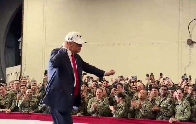 Трамп станцевал под YMCA перед экипажем авианосца (видео)