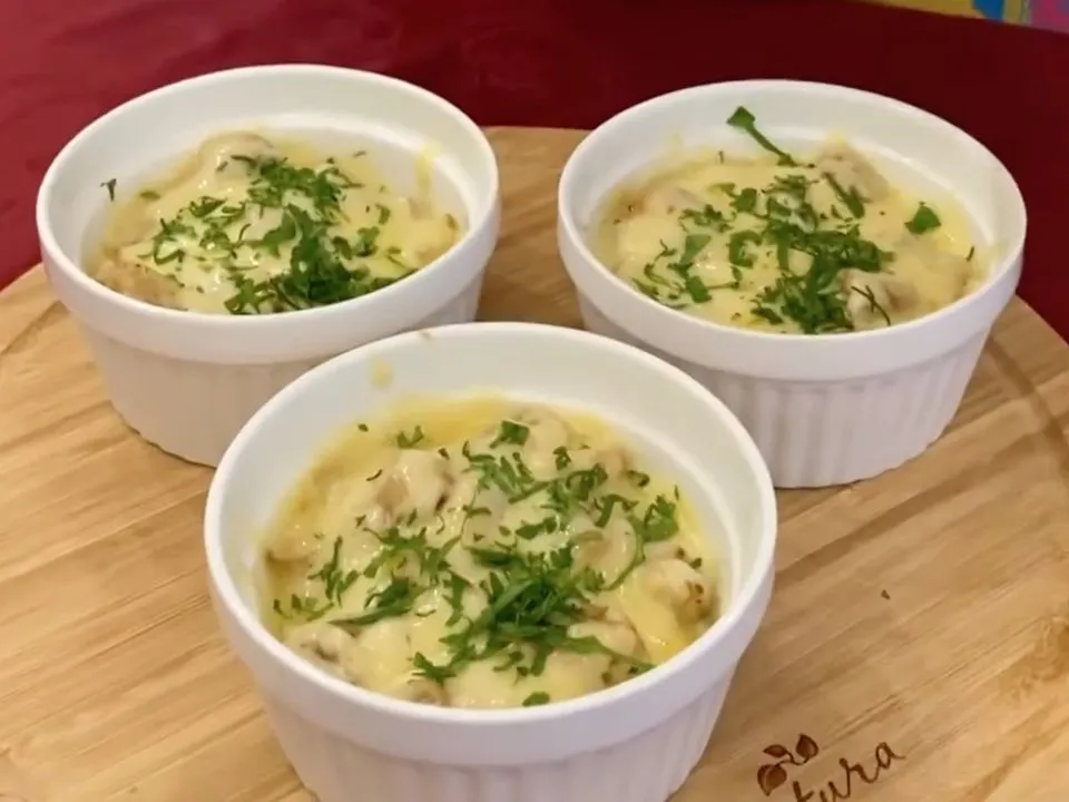 Как приготовить быстрый жульен без духовки: рецепт с куриным филе и грибами
