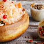 Квашеная и маринованная капуста: в чем разница и что полезнее?