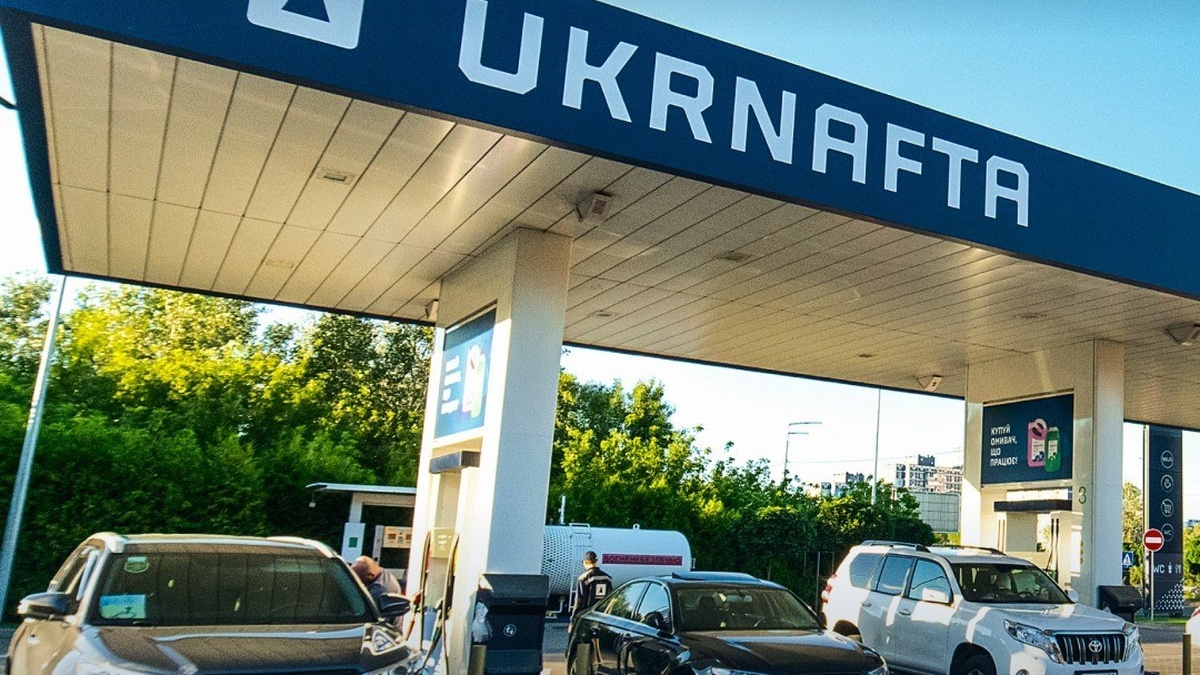 UKRNAFTA запустила праздничную акцию «1 500 000 подарков» для водителей: детали и призы