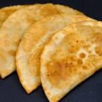 Как приготовить быстрые чебуреки на сковороде: простой рецепт