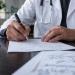 Почему почерк врача сложно расшифровать: ответ оказался простым