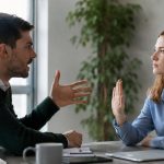 Как отвечать токсичным людям: 10 фраз, которые помогают поставить собеседника на место без скандала