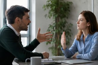 Как отвечать токсичным людям: 10 фраз, которые помогают поставить собеседника на место без скандала