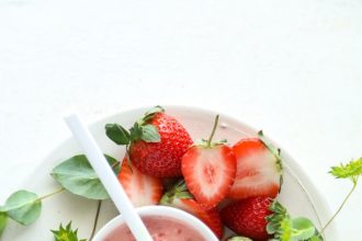 Клубничная маска для лица в домашних условиях: рецепты для разных типов кожи