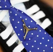 Nike выпустила необычные Air Jordan 1 Low “Suit & Tie”: кроссовки в стиле делового костюма (фото)