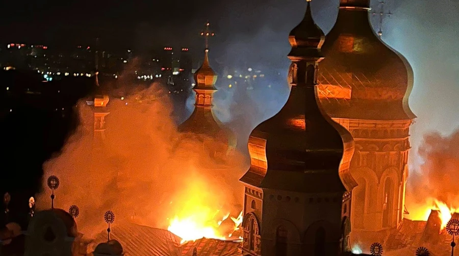 В Киеве после атаки РФ загорелась Киево-Печерская лавра: что известно о последствиях (фото)